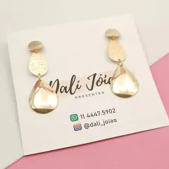 Brinco gota  folheado a ouro  antialérgico, com acabamento impecável é lindo de viver. Ficar linda não é frescura, é dar um up na autoestima empodere-se.