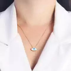 Também reconhecido como um talismã de boa sorte, o olho grego é considerado um amuleto contra energias negativas. Comumente usado como pingente em pulseiras, colares e até tatuagens, acredita-se que ele tenha a capacidade de absorver energias negativas e 