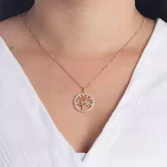 A Árvore da Vida simboliza a espiritualidade e a transcendência, representando a ligação com o divino e a jornada da alma em direção à iluminação e ao despertar.