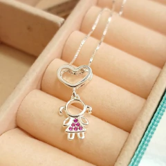 Colar de prata 925 com pingente de coração e menininha colorida.