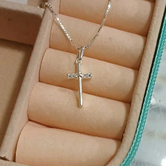 Colar de prata 925 com pingente mini cruz adornado com detalhes em zircônia, apresentado em estojo de veludo bege