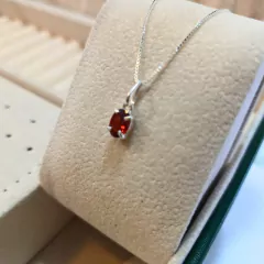 Descubra a elegância da corrente com pingente pedra oval granada em prata 925. Antialérgico, com garantia vitalícia. Adquira já o seu na Dalí Joias.