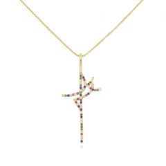 Colar Fé dourado com pingente cravejado de zircônias coloridas, ideal para adicionar sofisticação ao visual.