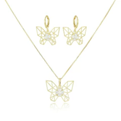 Conjunto de semijoias composto por colar e brincos em formato de borboleta vazada com zircônias, em tom dourado.