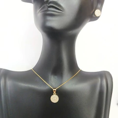 Conjunto de semijoias femininas com colar e brinco de círculo cravejado de zircônias em tom dourado