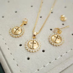 Conjunto com Cruz e Zircônias, folheado a ouro 18k antialérgico com garantia. Conjunto composto de par de brincos e colar de 45cm mais extensor de 5cm uma ótima opção de presente, compre na Dalí Joias.
