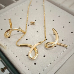 Conjunto folheado a ouro 18k antialérgico com garantia. Conjunto composto de par de brincos e colar de 45cm mais extensor de 5cm uma ótima opção de presente, compre na Dalí Joias.