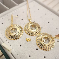 Conjunto Geométrico com Zircônia, folheado a ouro 18k. Produto antialérgico com garantia, composto de par de brincos  e colar de 45cm mais extensor de 5cm