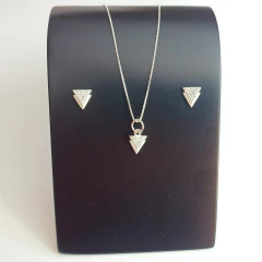 Conjunto de joias em prata 925 com triângulos cravejados de zircônias, incluindo colar e brincos.
