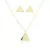 Conjunto de semijoias femininas com colar e brincos em formato triangular na cor dourada.