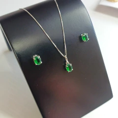 Conjunto de joias em prata 925 com zircônias verdes em formato oval, composto por colar com pingente e par de brincos