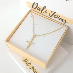 Corrente Infantil Masculina para menino! Lindo Colar Folheado a Ouro 18K (dourada) com Pingente Cruz com Manto. Joia antialérgica para crianças. Presenteie com fé!