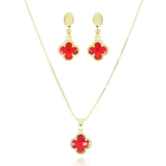 Conjunto de semijoias com colar e brincos em formato de trevo vermelho, com acabamento dourado.