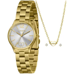 Kit feminino com relógio Lince dourado com pulseira metálica e mostrador prateado, acompanhado de colar dourado com pingente de coração escrito "amor" e par de brincos pequenos