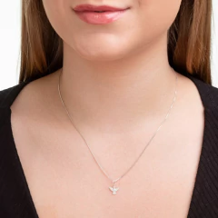 Mulher usando uma corrente de prata 925 com um pingente em forma de Espírito Santo, destacando a elegância da joia.