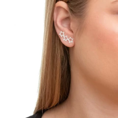 Ear cuff de estrelas em prata 925. Brinco moderno, delicado e antialérgico. Leve, com encaixe perfeito. Garantia vitalícia e envio rápido.