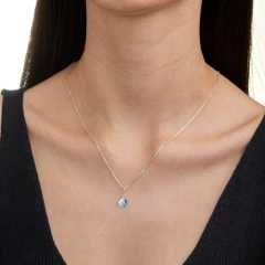 Corrente de prata 925 com pingente de medalha de Nossa Senhora Aparecida, usada por uma mulher.