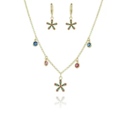 Conjunto de semijoias com colar e brincos cravejados de zircônias coloridas em formato de flores.