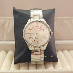 Relógio feminino Lince com mostrador prata e números rose gold, pulseira metálica prata.