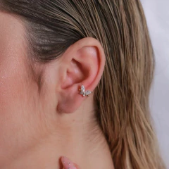 Orelha feminina com piercing fake em formato de borboleta com cristais brilhantes
