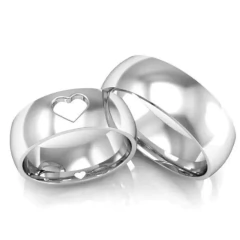 Par de alianças em prata 950 com design liso e coração vazado em uma das alianças