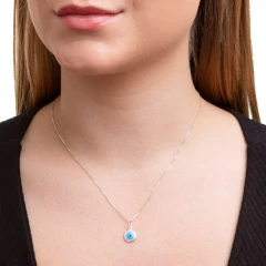 Colar de prata 925 com pingente de olho grego, exibido em um modelo feminino.