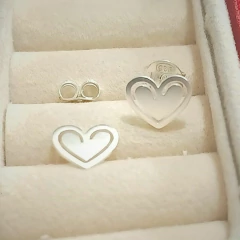 Brinco fixo em formato de coração liso, feito em prata 925, modelo NBR1138