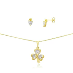 Conjunto folheado de semijoias femininas com pingente em formato de trevo e brincos de pérola.