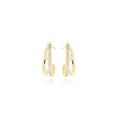 Brinco meia argola cravejado de zircônias na cor dourada, com design elegante e sofisticado.