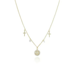 Colar medalha cruz cravejado de zircônias com detalhes em cruzes e pingentes de pedras transparentes.