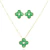Conjunto de semijoias femininas com colar e brincos em formato de trevo verde, com detalhes em dourado.