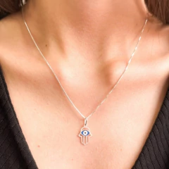 Corrente de prata 925 com pingente em forma de mão de Fátima, exibida em um pescoço feminino.