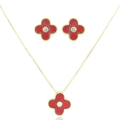 Conjunto de semijoias com colar e brincos em formato de trevo vermelho com detalhes dourados.