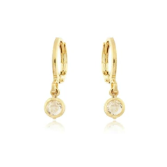 Brinco argola articulada com ponto de luz cristal, em tom dourado, destacando sua elegância e sofisticação.