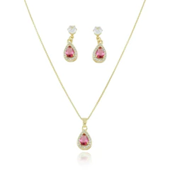 Conjunto de semijoias com colar e brincos em formato de gota, decorados com pedras fúcsias e detalhes em dourado.