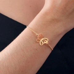 Pulseira semijoia dourada com design de borboleta, destacando charme e estilo.