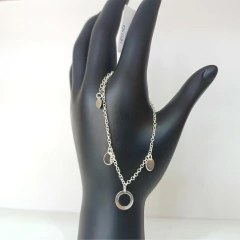 Pulseira em prata 925 com design de círculos, exibida em modelo de mão preta