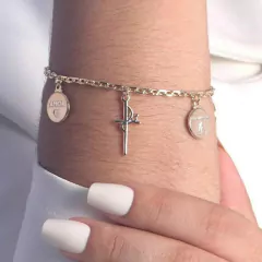 Pulseira Fé com Pingentes folheada a ouro antialérgico, com acabamento impecável é lindo de viver. Ficar linda não é frescura, é dar um up na autoestima empodere-se.