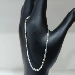 Pulseira fina de prata 925 com elos piastrine de 2mm exibida em suporte preto