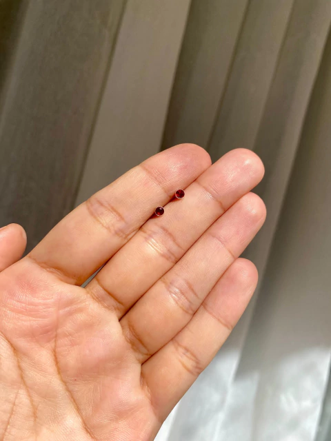 Brinco de zircônia com aro 0.3cm tarraxa baby - vermelha (Prata 925) - comprar online