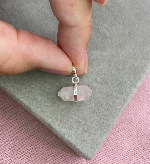 Pingente pedra natural - quartzo rosa biterminado P - Prata 925 - comprar online