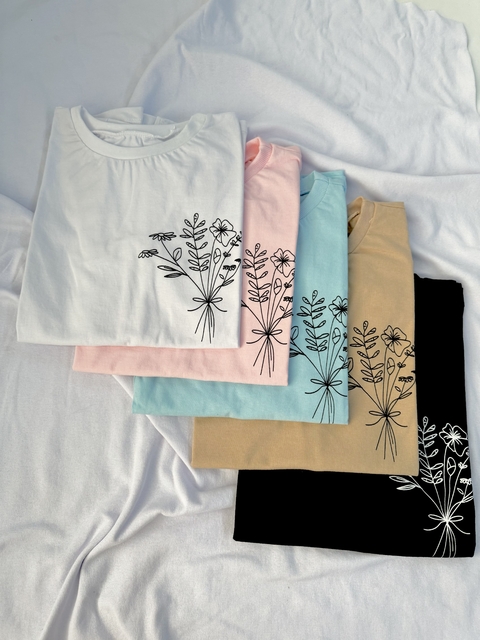 CAMISETA T-SHIRT COM ESTAMPA RAMO DE FLORES - ÚNICO