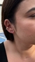 Brinco piercing fake com 7 pedras de cristal, exibido na orelha de uma mulher. Banhado a ouro 18k. MW Semijoias e Acessórios
