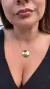 Colar Esfera Liso Grande em destaque, com um design elegante e minimalista, pendurado em uma corrente fina, exibido por uma mulher com blusa preta. Banhado a ouro 18k. MW Semijoias e acessórios.