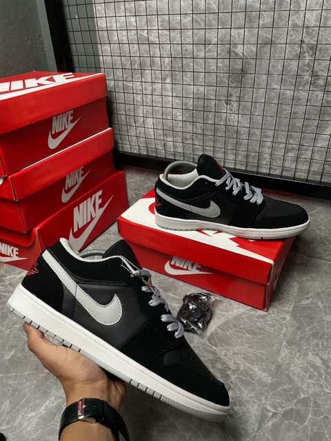 TÊNIS AIR JORDAN 1 LOW PRETO SWOOSH CINZA