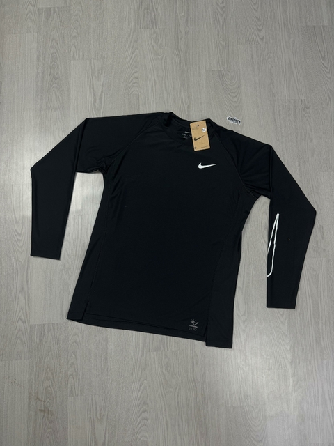 CAMISA NIKE MANGA LONGA UV SWOOSH MANGA - PRETA