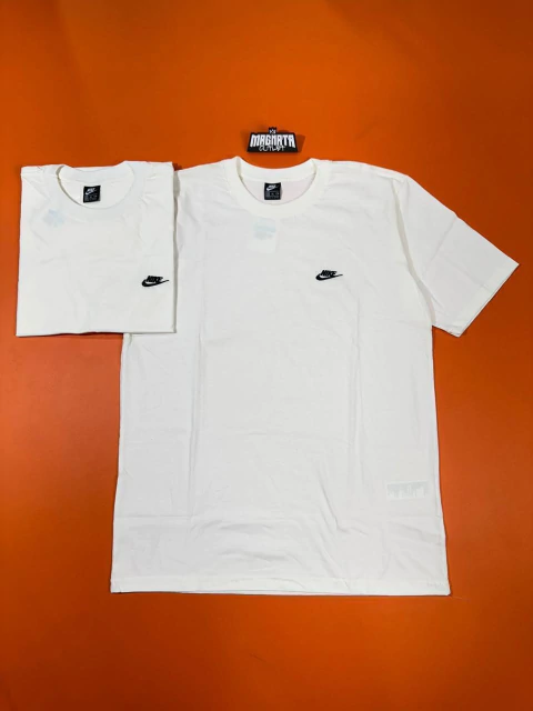 CAMISETA NIKE CLUB - OFF WHITE