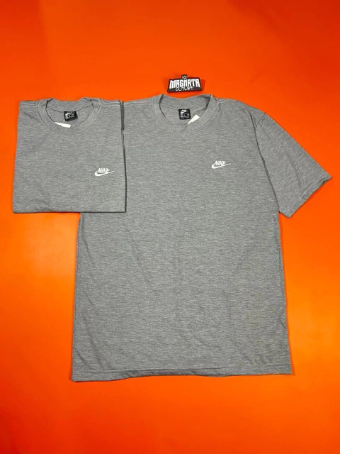 CAMISETA NIKE CLUB - CINZA