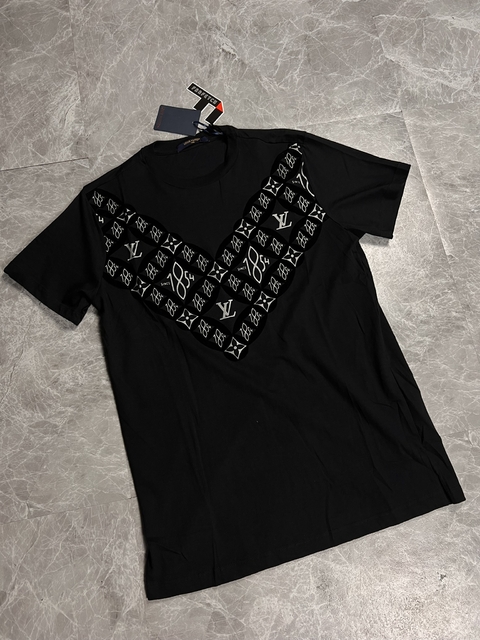 CAMISETA GRIFFE LV 1854 DATA - PRETA