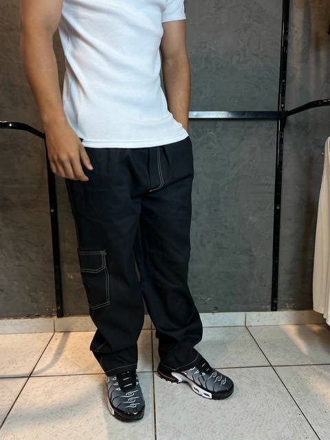 CALÇA CARGO RETA PRETA LINHAS BRANCAS - comprar online